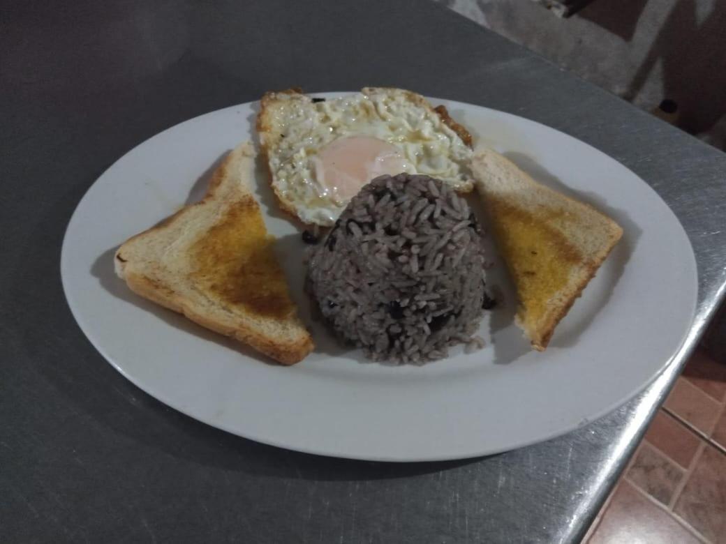 Posada Rio Celeste In Acomodação com café da manhã Exterior foto